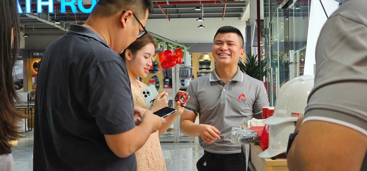 Tư vấn viên SCG Home trong showroom